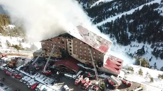 Bolu Kartalkaya Kayak Merkezi'ndeki 12 katlı Grand Kartal Otel'de Yangın !