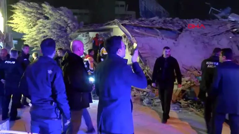Konya'da 3 Katlı Bina Çöktü: Enkaz Altında Kalanlar İçin Zamanla Yarışılıyor.