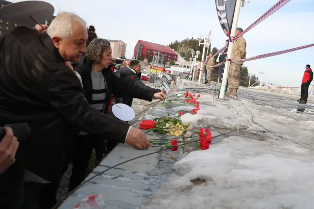 Bolu'da Otel Yangını Faciasında 78 Kişinin Hayatını Kaybetmesinin Ardından Karanfil Bıraktılar