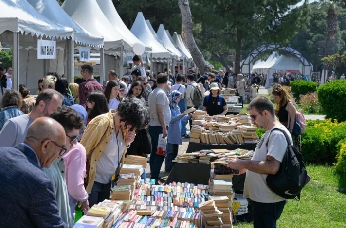 Hafta Sonu İZKİTAP’a Kitapseverlerden Yoğun İlgi