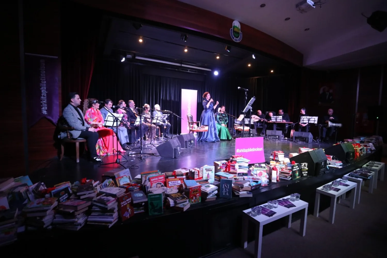 İnegöl’de Edebiyat ve Müziğin Buluştuğu Konserden 3 Bin Kitap Bağışı